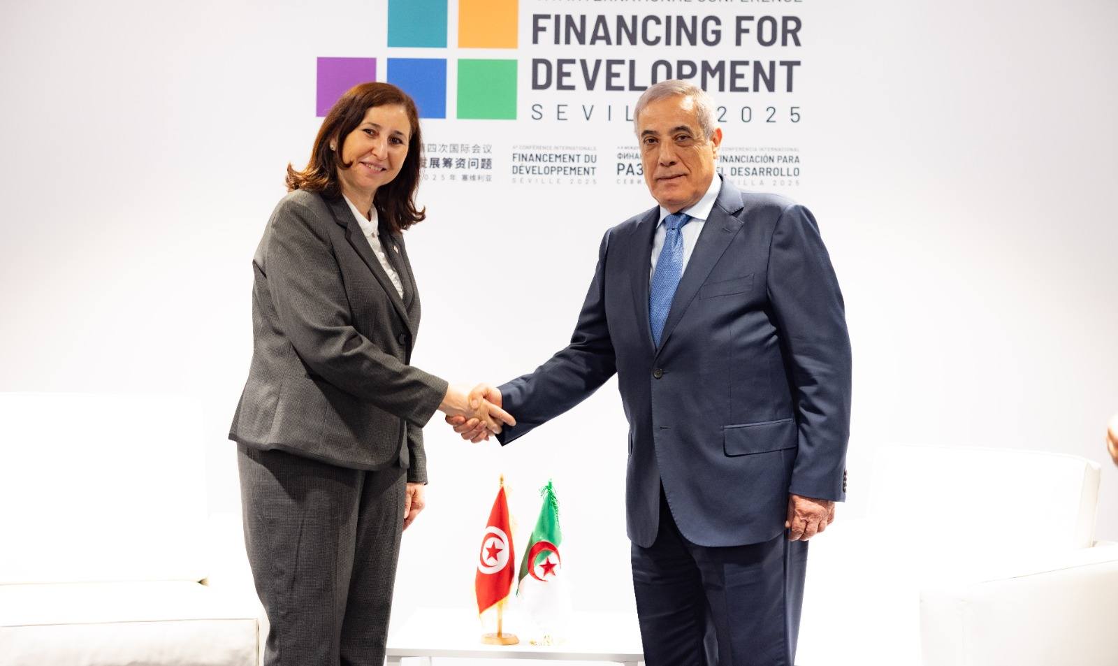 رئيسة الحكومة تتباحث مع نظيرها الجزائري الاستعدادات لاجتماع اللجنة الكبرى المشتركة التونسية الجزائرية