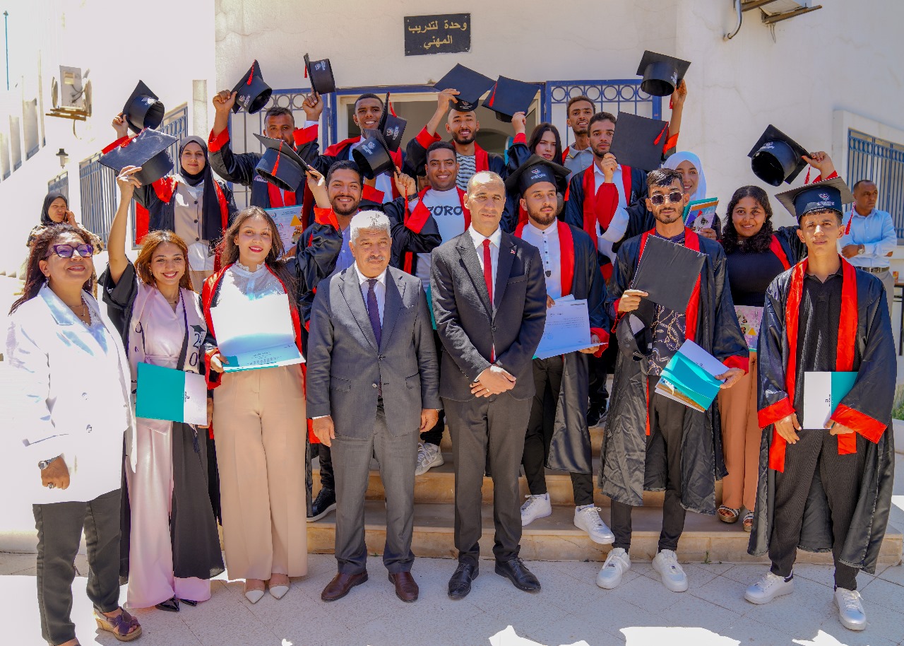 وزير التشغيل يتفقد مشاريع التكوين بسليانة ويعلن عن قرارات جديدة.