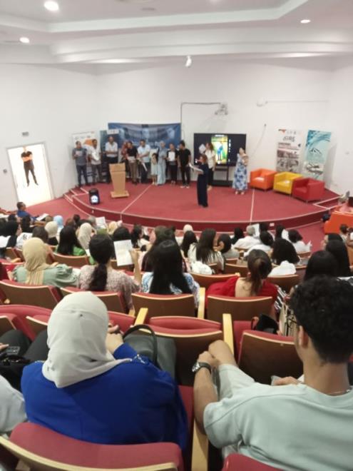 تكريم عدد من الطلبة المتفوقين في مسابقة أفضل الأفكار المبتكرة من خلال الأدوات البيداغوجية